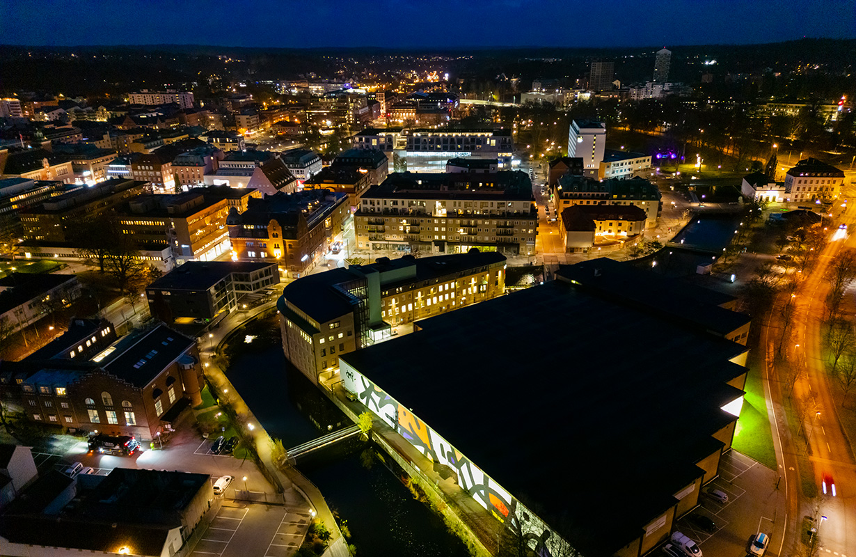 Centrala Borås ovanifrån och staden lyses upp av all belysning i mörkret.