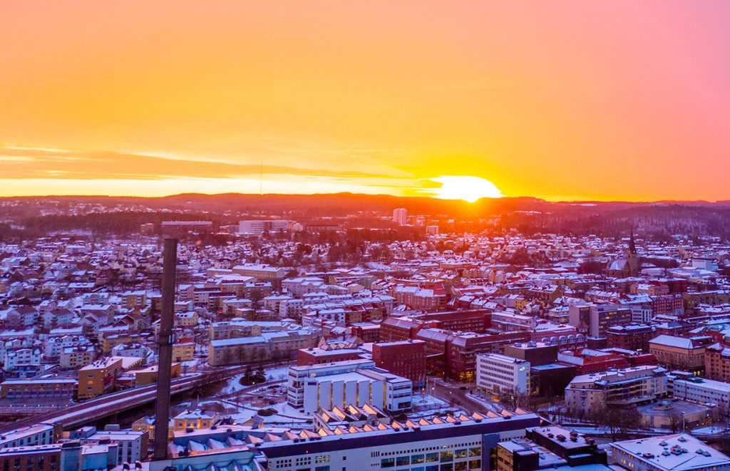 Borås centrum i vinterskrud med solen på väg ner i bakgrunden.