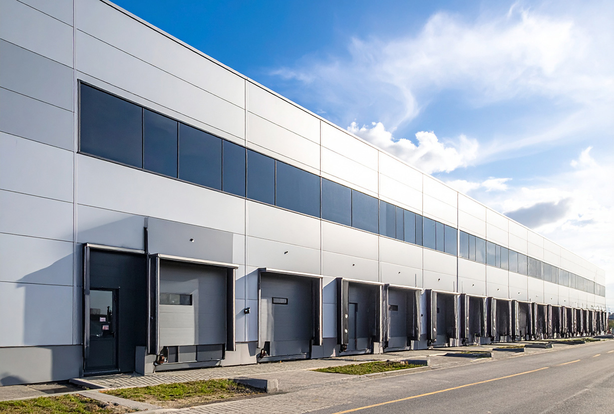 Exteriör av ett stort produktionsföretag, med en blå himmel i bakgrunden