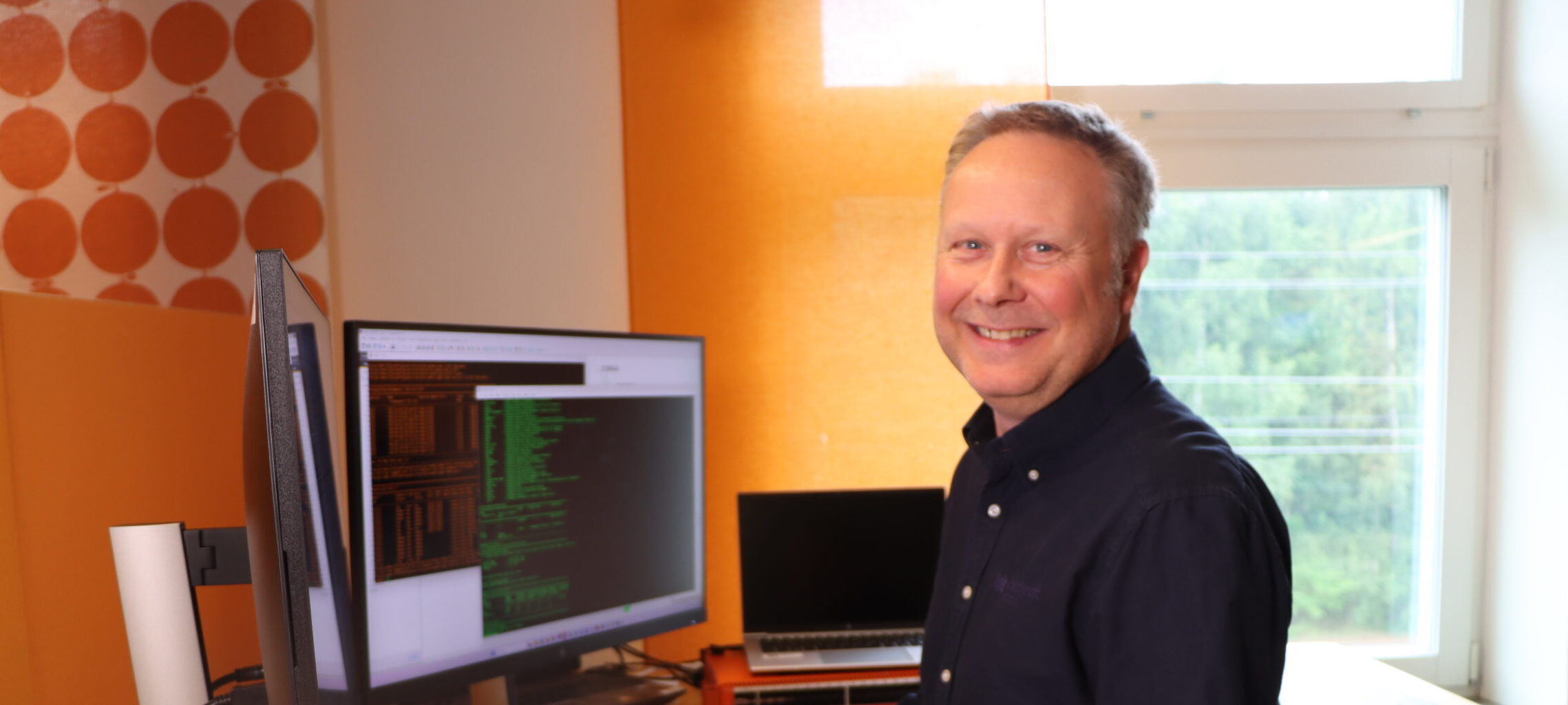 En av våra medarbetare framför en dator