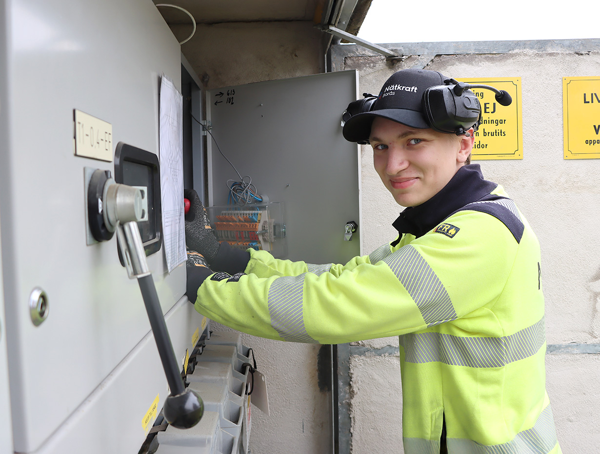 En av våra distributionselektriker som kontrollerar en nätstation.