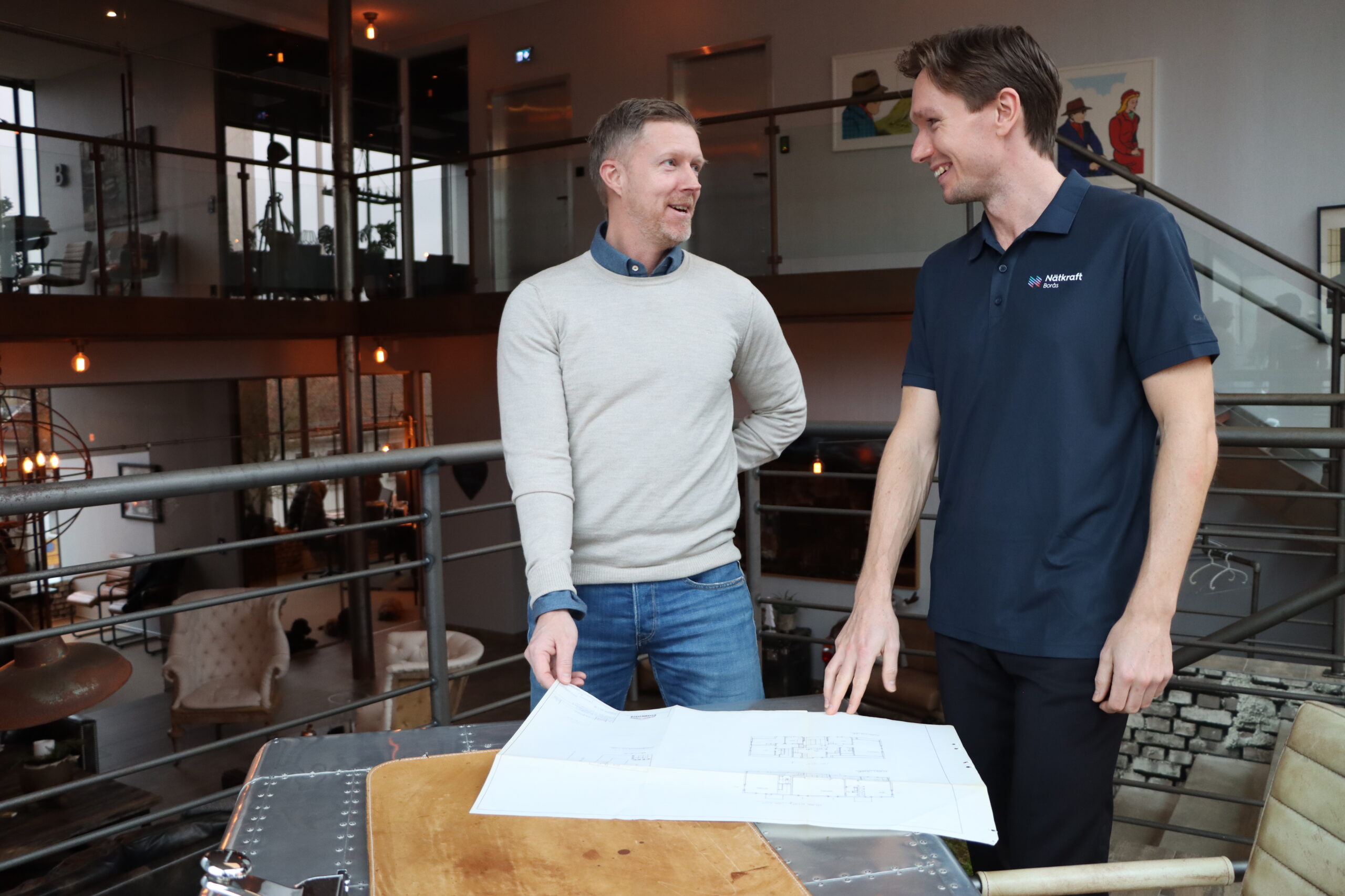 Jens Bäckstrand på Charmilla och Daniel Parheden på Nätkraft Borås diskuterar hur fibern ska dras.